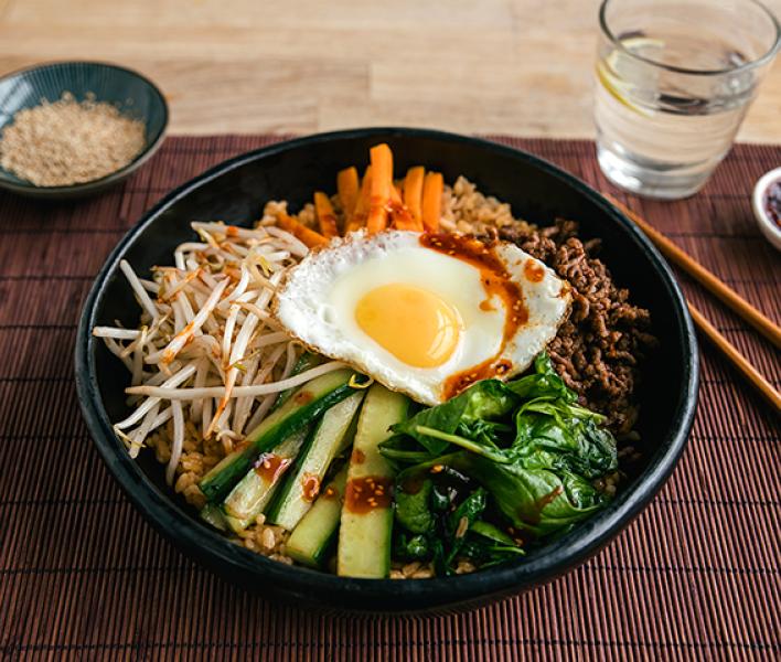Bibimbap – koreańska potrawa z warzywami i ryżem