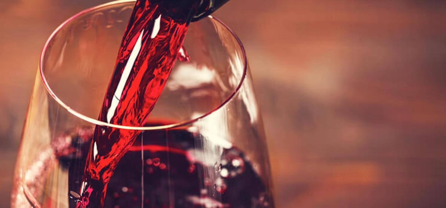 Jak otworzyć wino bez korkociągu? Kilka sprawdzonych sposobów