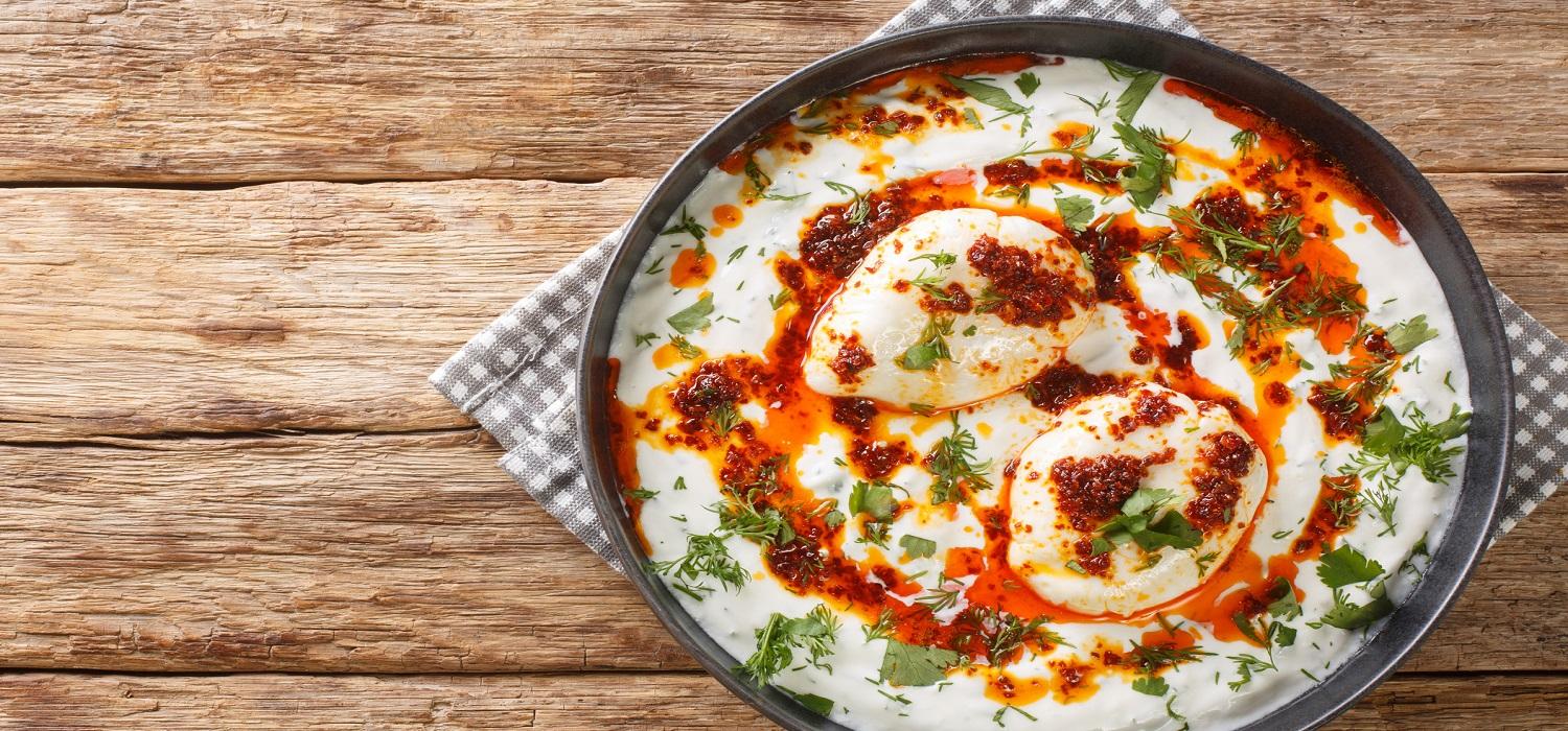 Jajka po turecku - jak je zrobić na śniadanie?
