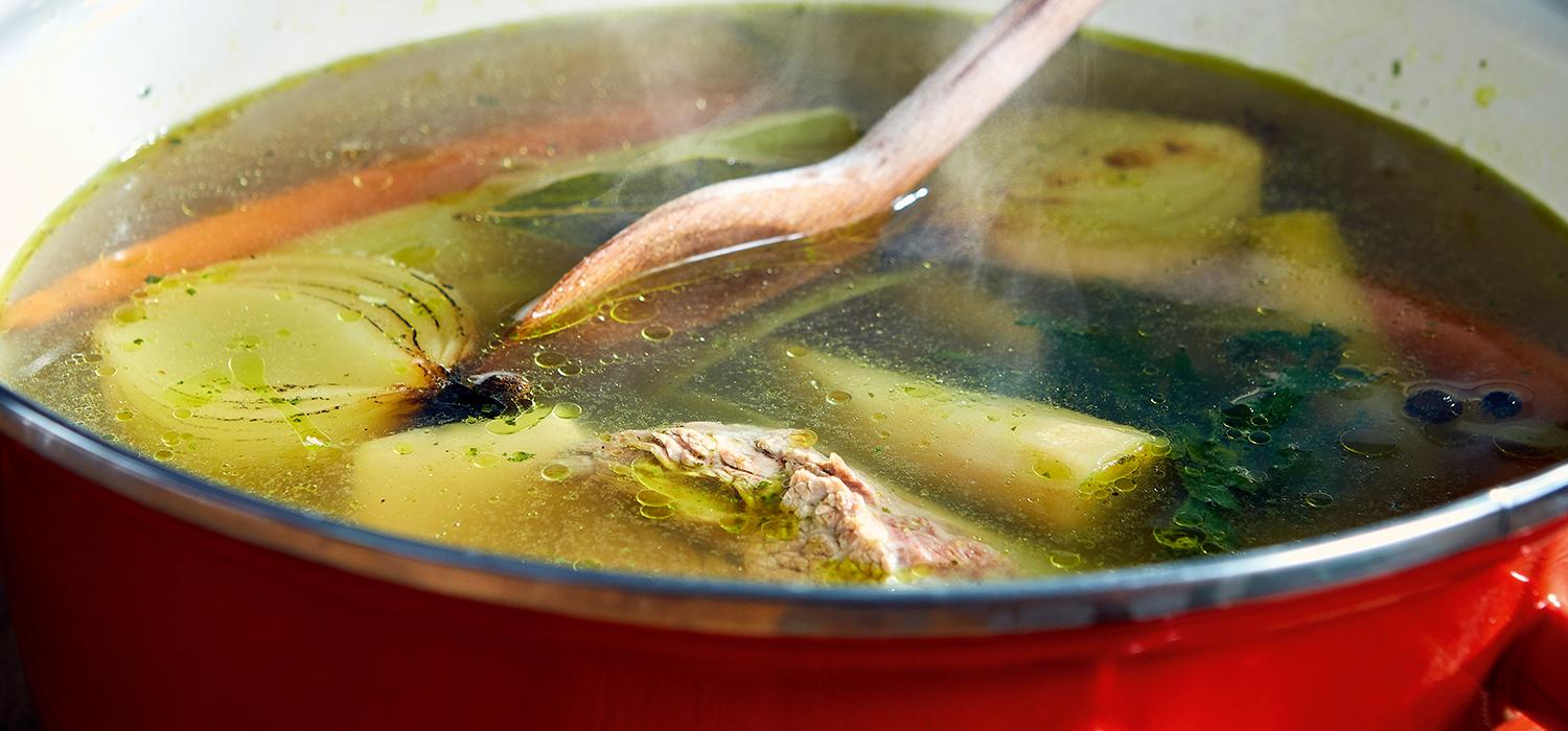 Rozgrzewająca zupa: warzywny bulion