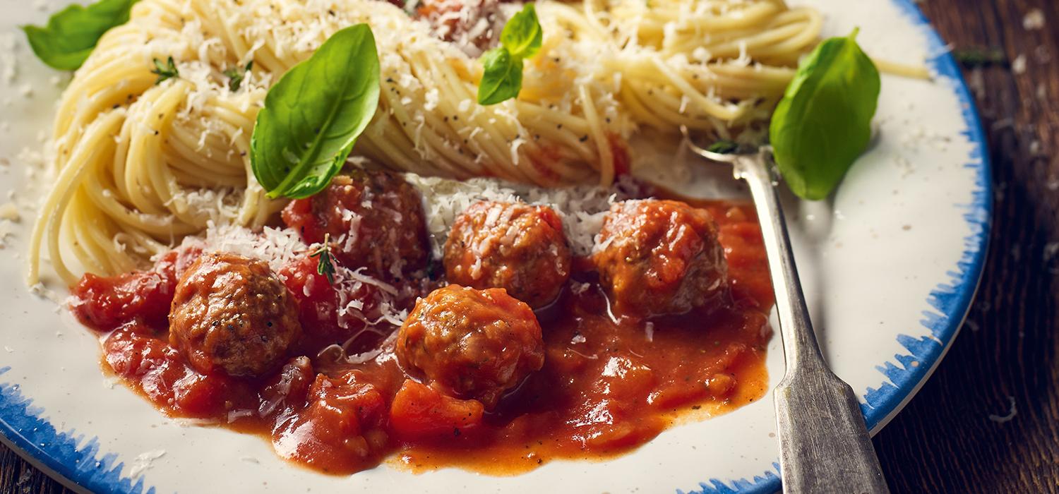 Spaghetti w sosie pomidorowym z klopsikami