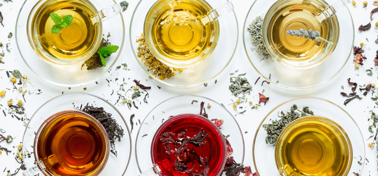 Szklanki z różnymi rodzajami herbat
