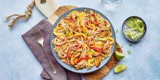 https://www.winiary.pl/sites/default/files/styles/simplycook_recipe_315_158/public/2023-11/Bang%20Bang%20Chicken%20Noodle%20OH.jpg?h=06ac0d8c&itok=46-EJtPJ